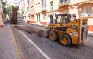 Maquina en labores de ajuste de firme en la zona de La Laguna