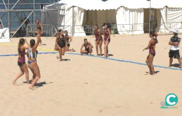 Imagen de la Fase Final del Trofeo Carranza de Balonmano Playa, este sábado.