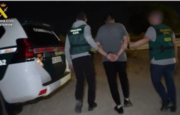 El acusado de pilotar la narcolancha que mató a dos guardias civiles en Barbate en el momento de ser detenido.