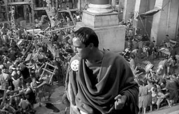 Marlon Brando interpreta a Marco Antonio en uno de sus papeles más recordados