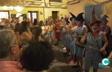 Una de las agrupaciones callejeras ofreciendo su repertorio en una de las zonas del casco histórico de Cádiz. 