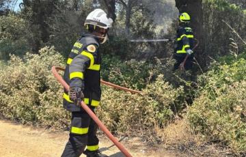 Dos efectivos de bomberos en las labores de extinción