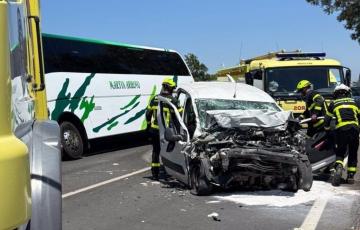 Lugar del siniestro atendido por distintos efectivos de bomberos 