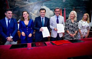 El consejero de Industria, Jorge Paradela, y el alcalde de Cádiz, Bruno García, tras firmar del acuerdo