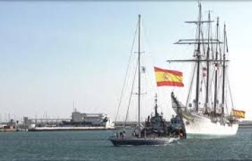 Una imagen del buque escuela de la Armada en el muelle gaditano