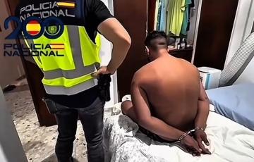 Uno de los arrestados durante la operación policial