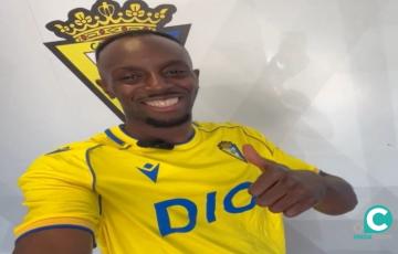 Yussi Diarra posa con camiseta del Cádiz CF (Foto: Cádiz CF)