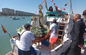 La Virgen del Carmen embarcándose para el inicio de la procesión marinera. 