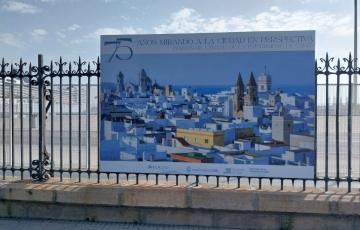 Panel principal de la exposición 'Mirando a Cádiz en perspectiva: 75 años de Cursos de Verano'.