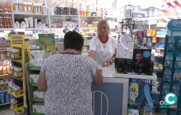Un paciente accede a la Farmacia Aguilar en la ciudad de Cádiz. 