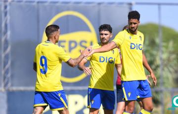 Chris Ramos celebra el tanto con sus compañeros (Foto: Cádiz CF)