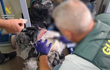 Inspección de uno de los fardos de coca incautados en la zona Playa de la Hierbabuena