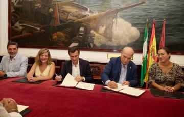 Momento de la rúbrica con autoridades y representante del Consejo Local de Hermandades y Cofradías