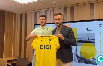 El jugador canario posa junto al Director Deportivo, Juan Cala