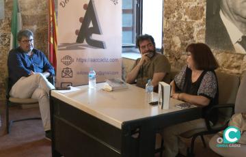 María Luisa Páramo , acompañada por Miguel Ángel García Argüez, en la presentación del libro "El Carnaval de las coplas, un arte de Cádiz".