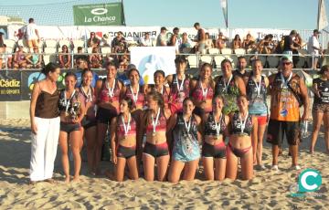 Imagen de la jornada de este domingo del "Trofeo Carranza" de Balonmano Playa con la entrega de medallas. 