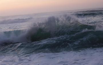 Olaje rompiendo sobre la costa en una imagen de archivo
