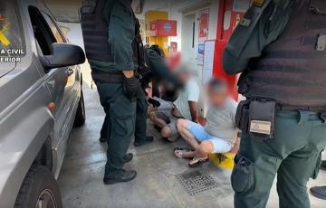 Agentes de la Guardia Civil con los detenidos de la organización que operaba con una narcogasolinera flotante.