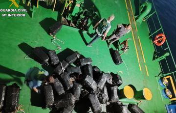 Agentes de la Guardias civil inspeccionan el género incautado