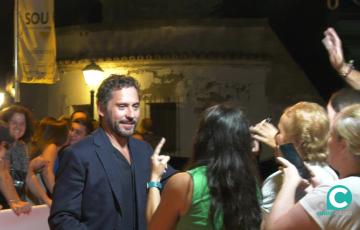 El actor Paco León habla con sus seguidores en la celebración del South International Series Festival 2025. 