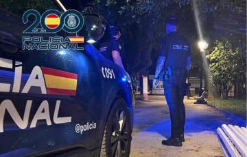 Un momento de la intervención policial dentro de la zona ajardinada
