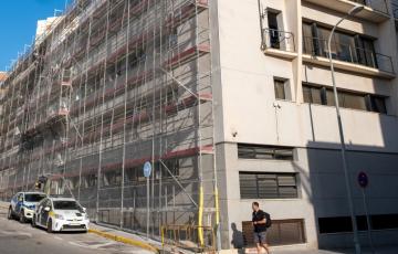 El estado actual de la fachada de la Jefatura de la Policía Local.
