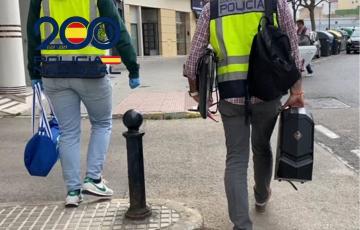 Agentes de la Policía Nacional con material intervenido a la red de pornografía infantil que operaba en la provincia