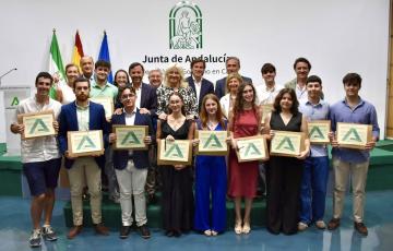 Los galardonados con las autoridades al final del acto