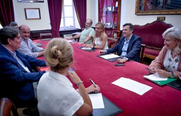 Representantes del Ayuntamiento, Diputación, Junta de Andalucía, del Instituto Cervantes y de la APC mantienen un encuentro para ultimar los detalles de la programación.