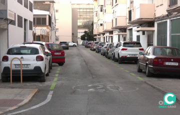 Vehículos estacionados en una calle de la capital gaditana