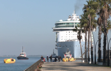 Un buque efectúa maniobras de atraque en la factoría gaditana en una imagen de archivo