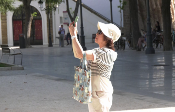 Una turista en la plaza de España en una imagen de archivo