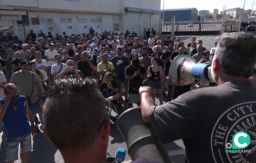 Un momento de la asamblea de este jueves a la entrada de la factoria 