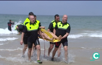 Imagen de una de las practicas de evacuación efectuadas en la playa Cortadura