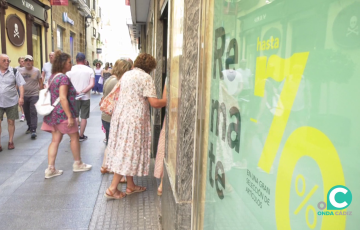 Establecimiento comercial con el reclamo de las ofertas estivales en el centro de la capital gaditana 