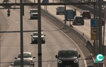 Vehículos transitando por el puente de 1812 este viernes
