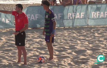 Un árbitro señaliza un acción antirreglamentaria durante un lance del juego