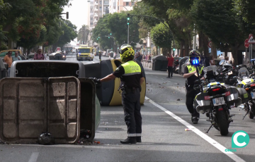 Agentes inspeccionan daños en la capital gaditana durante las pasadas movilizaciones