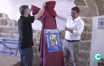 Momento del descubrimiento del cartel de la cita el pasado lunes en la Peña Paco Alba 