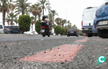 Vehículos situados en la avenida de la Bahía este martes