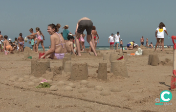 Gran animación este miércoles por quienes aceptaron el simpático desafío creativo sobre las arenas