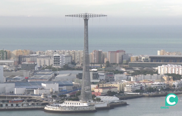 Torre electrica en una vista aerea de la ciudad de Cádiz