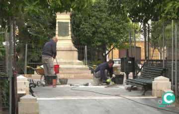 Operarios trabajando en el firme de la Alameda en una imagen de archivo