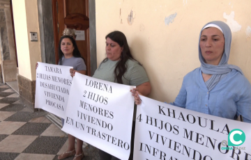 Las afectadas este lunes a la puerta del edificio