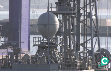 Detalle del navio militar en la factoria de la capital gaditana este martes