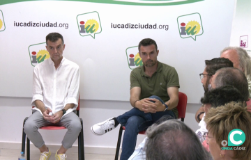 Momento del encuentro entre el dirigente y los representantes del movimiento ciudadano en Cádiz