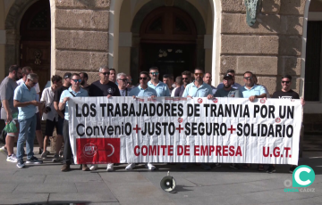 Trabajadores concentrados en las puertas del Ayuntamiento de Cádiz este martes