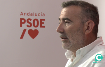 El dirigente socialista durante su intervención en la rueda de prensa de este martes