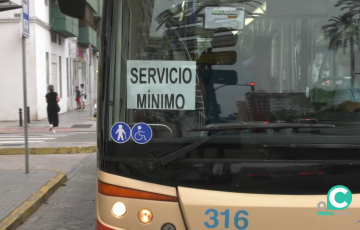 Vehículo de transporte público en servicios mínimos esta semana en la capital gaditana