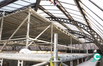 Actuaciones dentro del interior de la vitrina superior del edificio